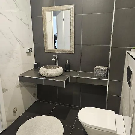 Cozy Urban Heaven With Dedicated Parking Spot Apartament