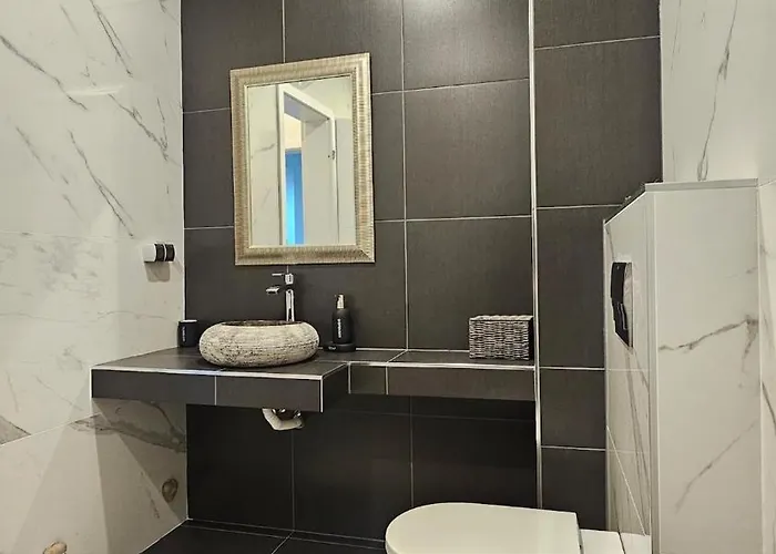 Cozy Urban Heaven With Dedicated Parking Spot 아파트 소피아