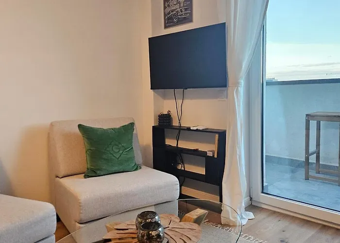 Cozy Urban Heaven With Dedicated Parking Spot 아파트 *