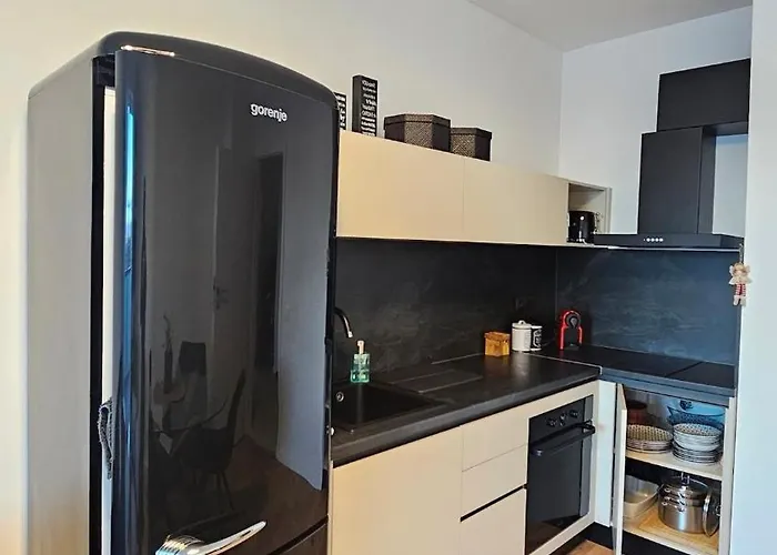 Cozy Urban Heaven With Dedicated Parking Spot 아파트 *