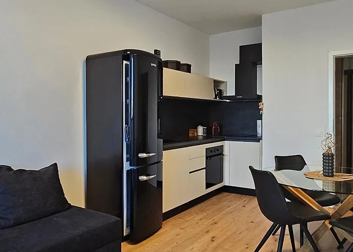 Cozy Urban Heaven With Dedicated Parking Spot 索菲亞