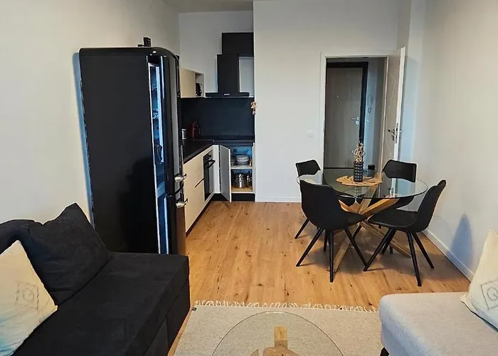 Cozy Urban Heaven With Dedicated Parking Spot 아파트 *